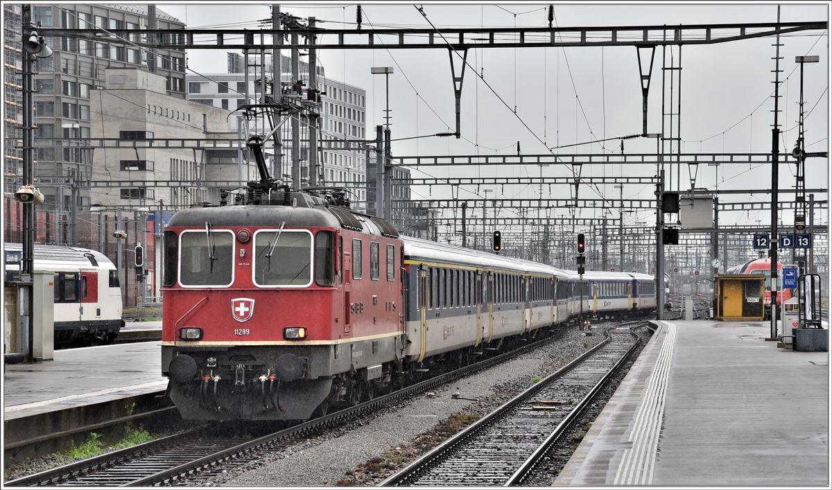 Wegen der langsam peinlichen Gleisabsenkung bei unseren deutschen Nachbarn, die offensichtlich nicht in der Lage sind den Schaden innert nützlicher Frist zu beheben, verkehren in der Schweiz anstelle der ICE jetzt wochenlang Ersatzkompositionen. ICE 70 Ersatz Dispopendel mit Re 4/4 II 11299 verlässt Zürich HB Richtung Basel SBB. (31.08.2017)
