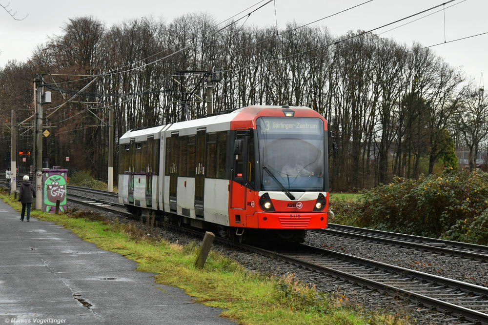 Wegen der Pandemie wird in Köln mit einem eingeschränkten Angebot gefahren. Dazu zählen zum Beispiel einige Solo-Züge auf der Linie 3. Hier 5115 als Linie 3 zwischen Wichheimer Straße und Herler Straße am 23.12.2020.