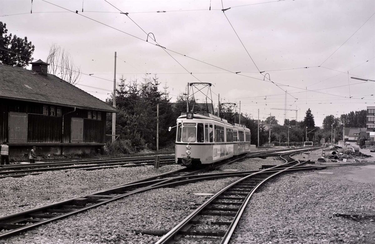 Wegen der riesigen Stadtbahnbaustelle war im Bereich des Möhringer Bahnhofs für eine lange Zeit Chaos, die Straßenbahnen wurden wie hier auf neu errichteten Gleisen geführt. So auch der Zug der Linie 3, der sich dem Bahnhof Möhringen nähert (20.08.1985).