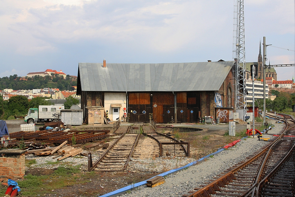 Wegen Sanierungsarbeiten an der Brücke über die Svratka ohne Anschluß ans Netz ist der Lokschuppen beim Bahnhof Brno hl.n. am 03.August 2019.