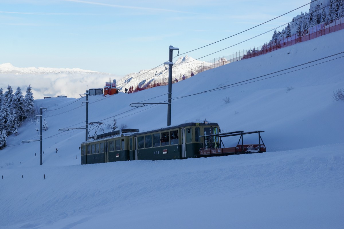 Wegen schlechten Wetters wurde die weltbekannte Lauberhorn-Abfahrt von Samstag, 17. Januar 2015, auf den Sonntag, 18. Januar 2015, verschoben. Schon am Morgen zeigte sich, dass diese Entscheidung goldrichtig war. Zahlreiche Skifans wurden von der Wengernalpbahn nach Wengen oder auf die Wengernalp befördert. Auf dem Bild zu sehen ist der Bt 277 zusammen mit dem BDhe 4/4 112 am unterhalb der Wengernalp. Im oberen Bildteil ist die Steckenbegrenzung der Abfahrtsstrecke zu erkennen.