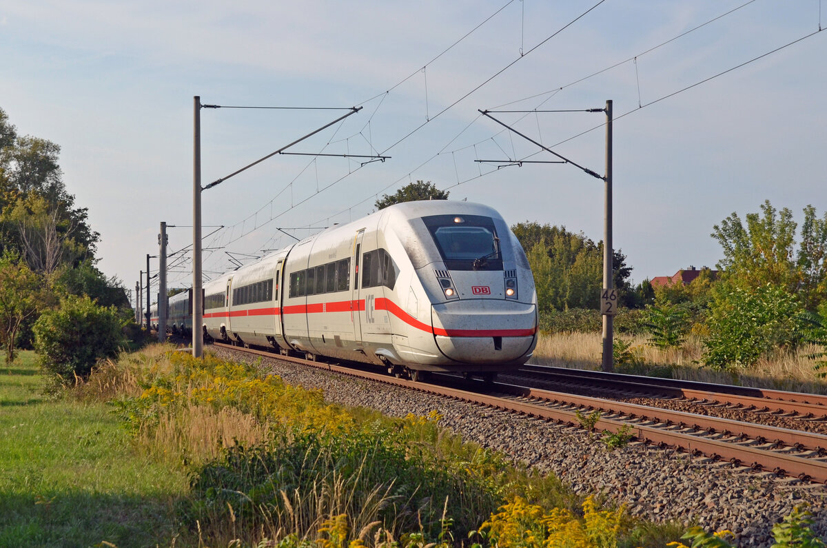 Wegen einer Signalstörung auf der Strecke Berlin - Wittenberg wurde dieser Triebzug der Reihe 412 am 04.09.22 über Dessau umgeleitet. Kurz vor Bitterfeld passiert er Greppin.