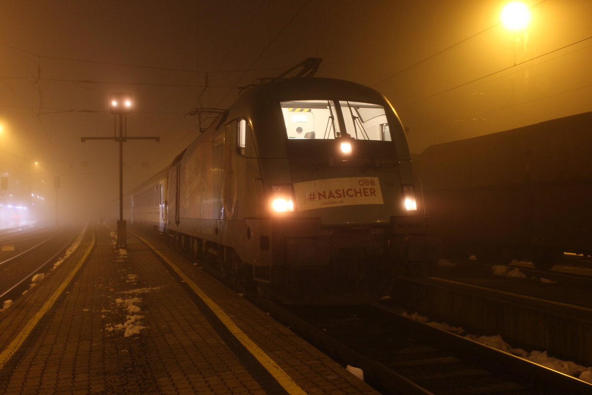 Wegen der Sperre des Karawankentunnel zwischen Jesenice in Slowenien und Rosenbach in Österreich finden seit September 2020 bis Juli 2021 umfangreiche Umleitungen über Maribor und Spielfeld-Straß statt.
Ein sehr interessanter Umleiter ist der EN414 von Zagreb Glavni kolodvor nach Zürich HB.
Dieser fährt eigentlich von Ljubljana über die Karawankenbahn und Tauernbahn nach Schwarzach-St.Veit und wird dort mit dem EN464 aus Graz Hbf vereinigt. Wegen der Umleitung über Spielfeld-Straß wird der EN40414 bereits in Graz Hbf mit dem EN464 vereinigt.
In der Nacht des 13.12.2020 steht der EN40414 bespannt mit der 1116 168  #Nasicher  in Spielfeld-Straß und wartet auf die Abfahrt nach Graz Hbf.