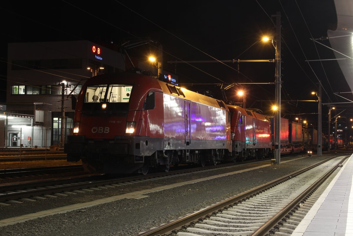 Wegen der Sperre des Karawankentunnels zwischen Rosenbach in Österreich und Jesenice in Slowenien verkehrt der  Walter-Zug  von Rheinhausen nach Ljubljana über Selzthal, Graz und Spielfeld-Straß.
Am 2.3.2021 wurde der KGAG41421 zwischen Salzburg Gnigl und Leibnitz von 1116 197 und 1016 002 bespannt hier beim kurzen Halt in Graz.