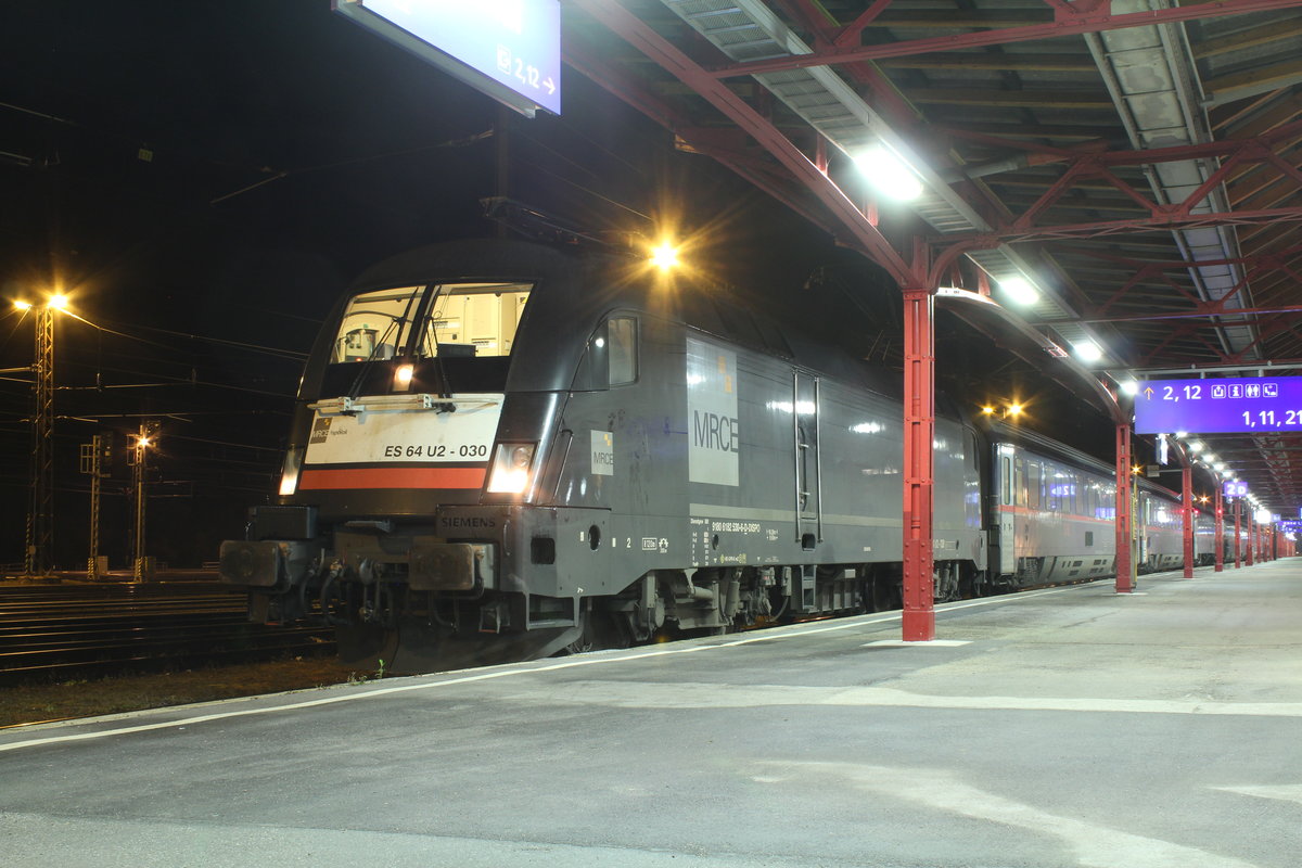 Wegen der Sperre der Tauernbahn werden die Nightjets von Salzburg nach Villach über Selzthal und Knittelfeld umgeleitet.
In Selzthal stand früh am des 25.11.2016 die 182 530 die von DB Fernverkehr angemietet ist mit dem NJ295 von München Hbf nach Roma Termini und wartet auf die Abfahrt.