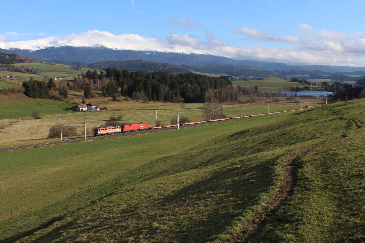 Wegen der Sperre der Tauernbahn wurde am 22.11.2019 der SDG54854 von Villach Süd Gvbf nach Wels Vbf über Knittelfeld, Selzthal und Pyhrnbahn umgeleitet und fährt hier mit 1142 598 und 1116 143 bei Mariahof-St.Lambrecht die letzten Kilometer den Neumarkter Sattel bergwärts.