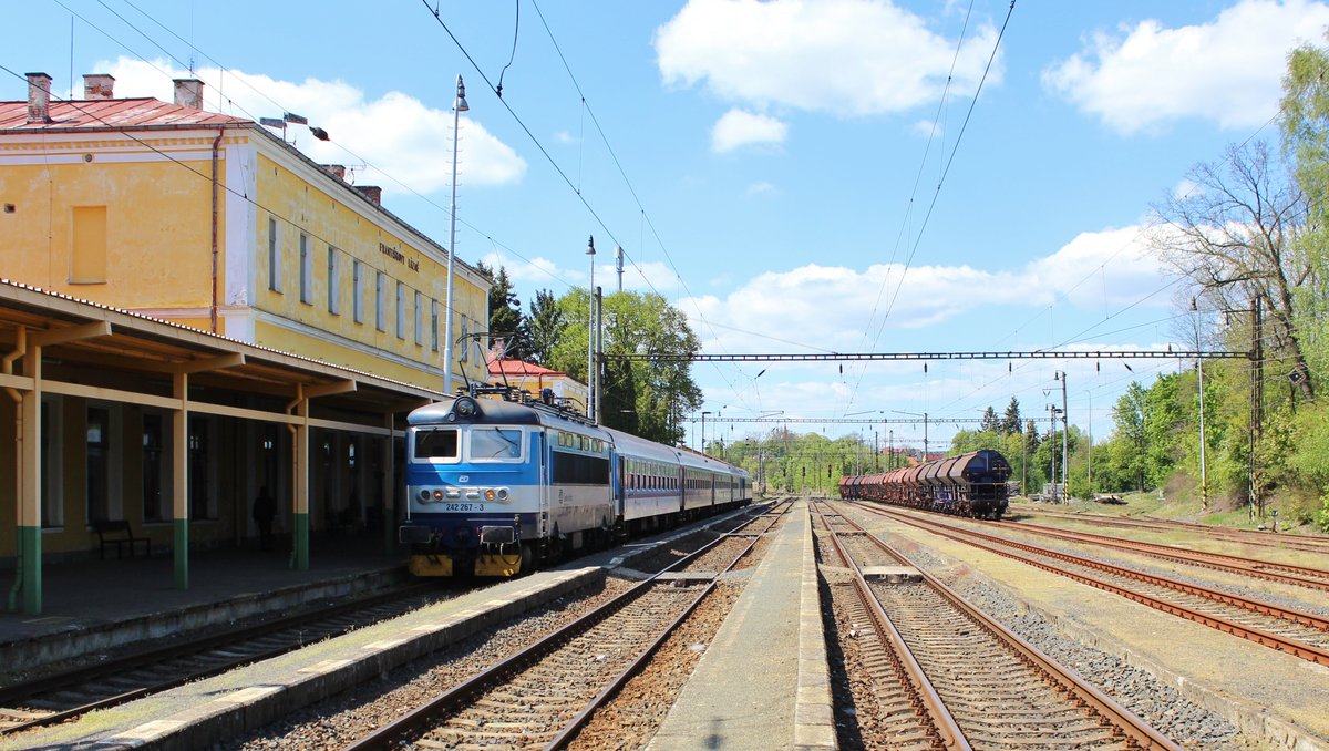 Wegen einer Sperre zwischen Planá u Mariánských Lázní und Mariánské Lázně fuhr am 13.05.19 die 242 267-3 der Pendolino Ersatz (SC 515) ab Františkovy Lázně.
Hier ist der Zug in Františkovy Lázně zu sehen.