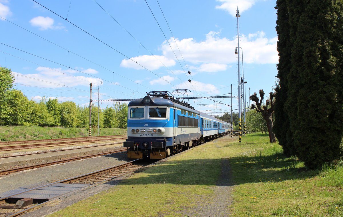 Wegen einer Sperre zwischen Planá u Mariánských Lázní und Mariánské Lázně fuhr am 13.05.19 die 242 267-3 der Pendolino Ersatz (SC 512) nach Františkovy Lázně.
Hier ist der Zug in Františkovy Lázně zu sehen.