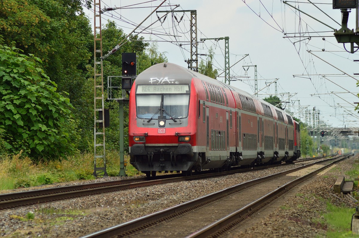 Wegen einer Sperrung auf dem Abschnitt zwischen Mönchengladbach Hbf und Neuss pendelten RE4 Züge gestern nur zwischen Aachen und Mönchengladbach. So auch diese RE4 die hier den Bahnhof Wickrath durchfährt. Geschoben wird der Zug von der 111 124-4 am Samstag den 21.6.2014
