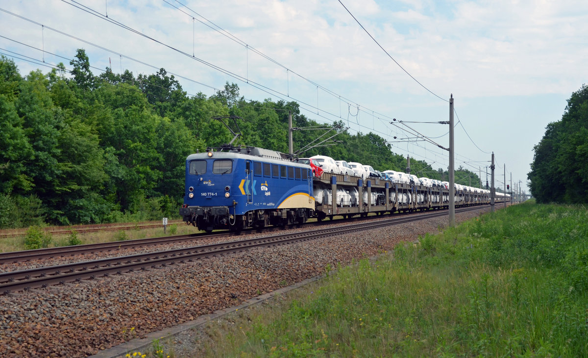 Wegen der Sperrung der Strecke Biederitz - Rodleben werden die BLG-Autozüge zwischen Falkenberg und Magdeburg über Wittenberg - Leipzig - Halle - Köthen umgeleitet. Am 27.05.18 passiert 140 774 mit einem BLG-Autozug Burgkemnitz Richtung Bitterfeld.