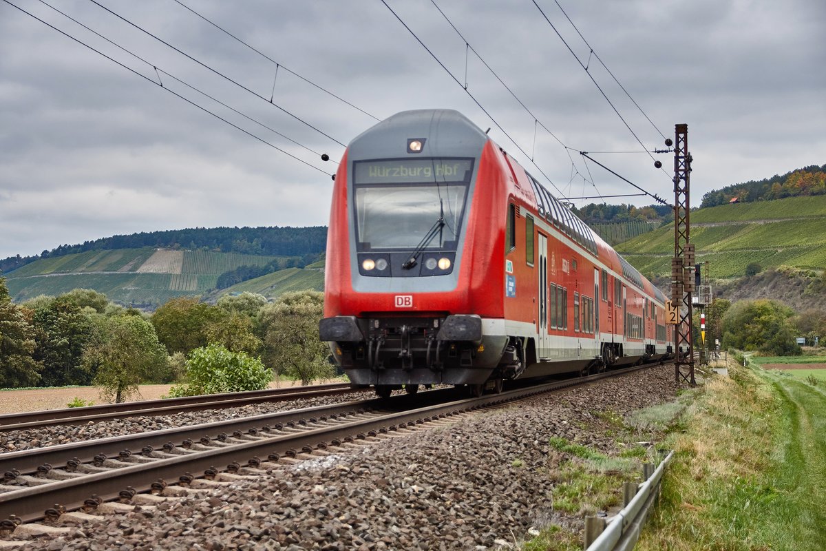 Wegen starken Güterverkehr am 13.10.16 muß ein RE in Richtung Würzburg Hbf. von Frankfurt/M. komment auf das Gegengleis ausweichen,geschogen von 145 245-6 bei Himmelstadt.