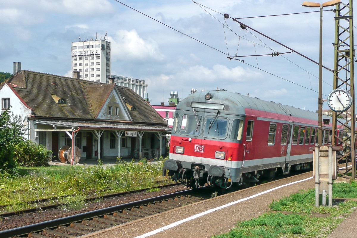 Wegen der starken Überhöhung der Gleise stehen Personenzüge beim Halt in Würzburg-Zell schräg. (Blick nach Norden am 12.8.09)