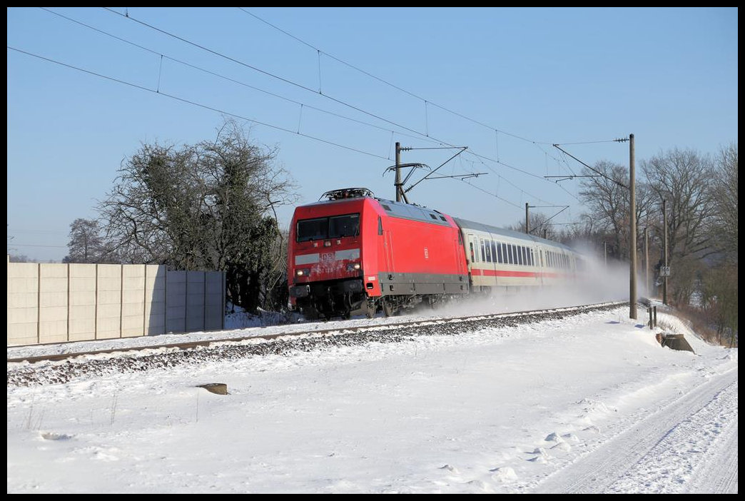 Wegen starker Schneefälle lief auch am 11.02.2021 noch der Intercity Verkehr zwischen Berlin und Amsterdam nur lückenhaft. Einer der wenigen grenzüberschreitenden IC war um 10.36 Uhr bei Westerkappeln Velpe nach Amsterdam mit 101128-7 unterwegs.