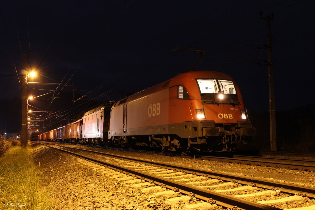 Wegen einer Störung an der 1144 205 kam die 1116 083 mit dem GAG57750 von Villach Süd Gvbf nach Messendorf in der Nacht des 8.12.2022 in Kraubath zum stehen und wartet nach der störungsabhandlung auf die Weiterfahrt.