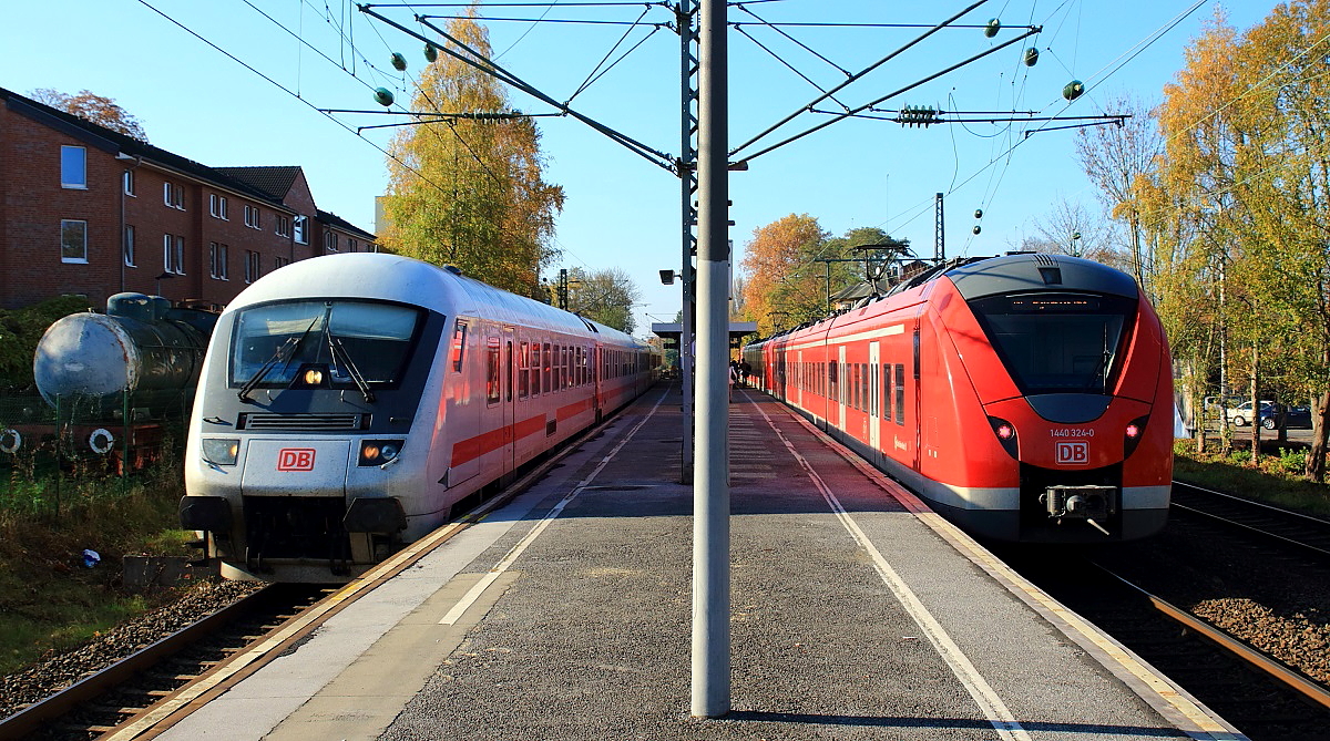Wegen Stopfarbeiten zwischen Gruiten und Solingen wurden am 01.11.2015 einige IC und ICE zwischen Wuppertal und Köln über Düsseldorf umgeleitet. Hier trifft ein umgeleiteter IC auf dem Weg nach Wuppertal 1 440 324-0 im S-Bahnhof Hochdahl. Links ist eine ehemalige Dampfspeicherlok der Stadtwerke Düsseldorf sichtbar, die dem Eisenbahnmuseum in Hochdahl gehört.