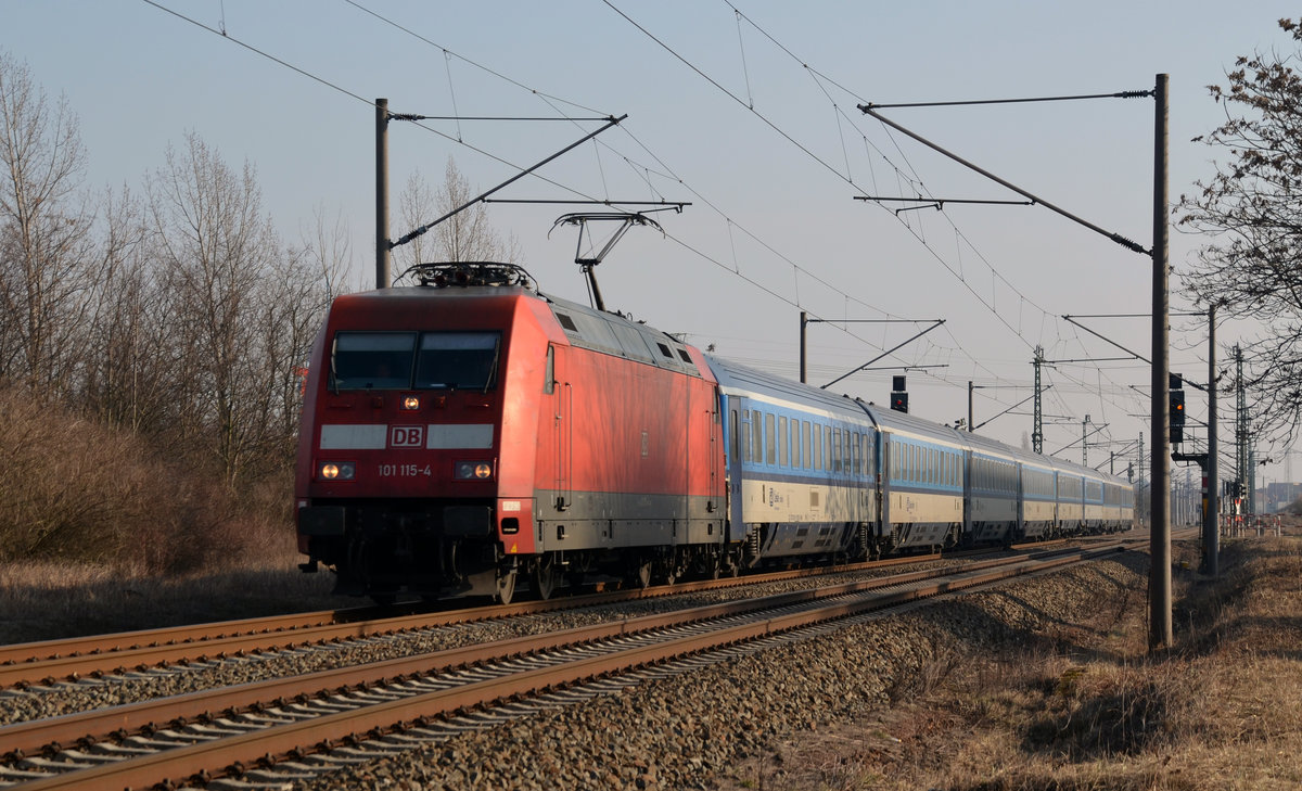Wegen einer Streckensperrung bei Jüterbog wurde der EC 174 nach Hamburg-Altona am 16.02.17 über Dessau in Richtung Berlin umgeleitet. Hier rollt er durch Greppin.