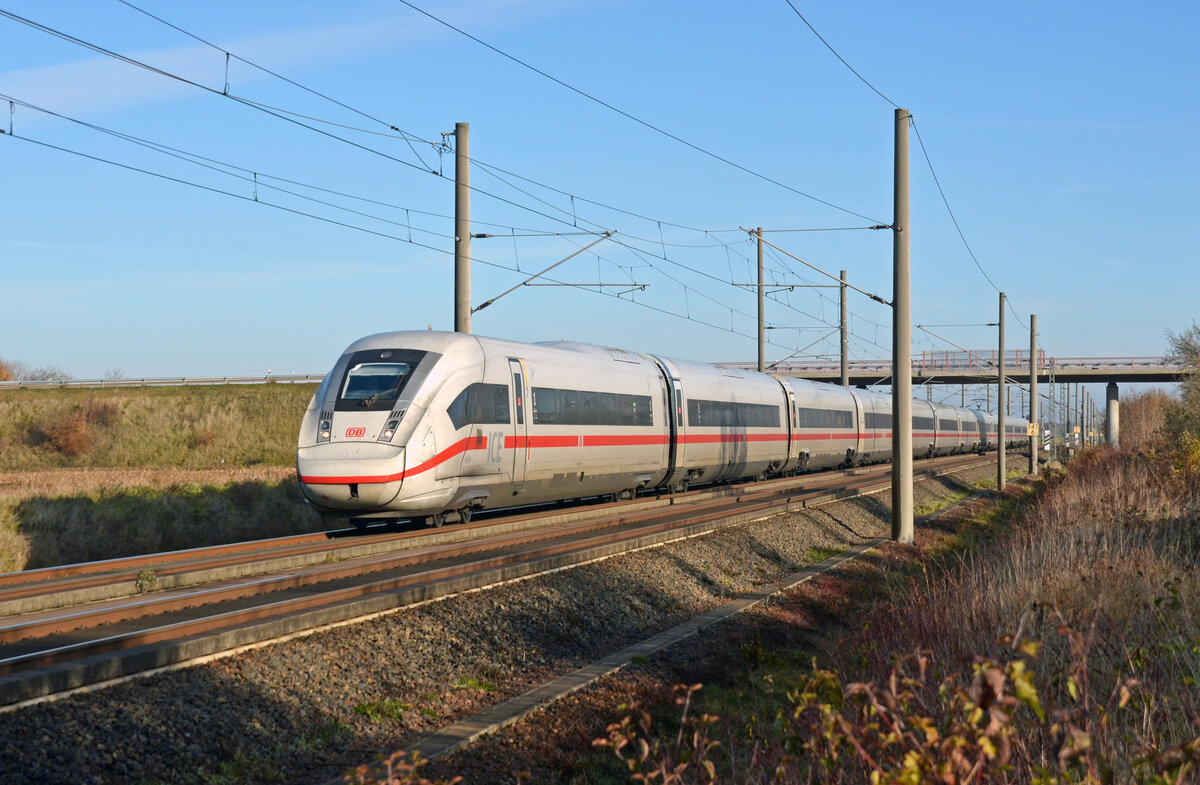 Wegen der Streckensperrung bei Leiferde wurde der ICE 371 nach Interlaken am 27.11.22 über Halle(S) und Erfurt umgeleitet. Hier durchfährt der ICE der Reihe 412 Brehna.