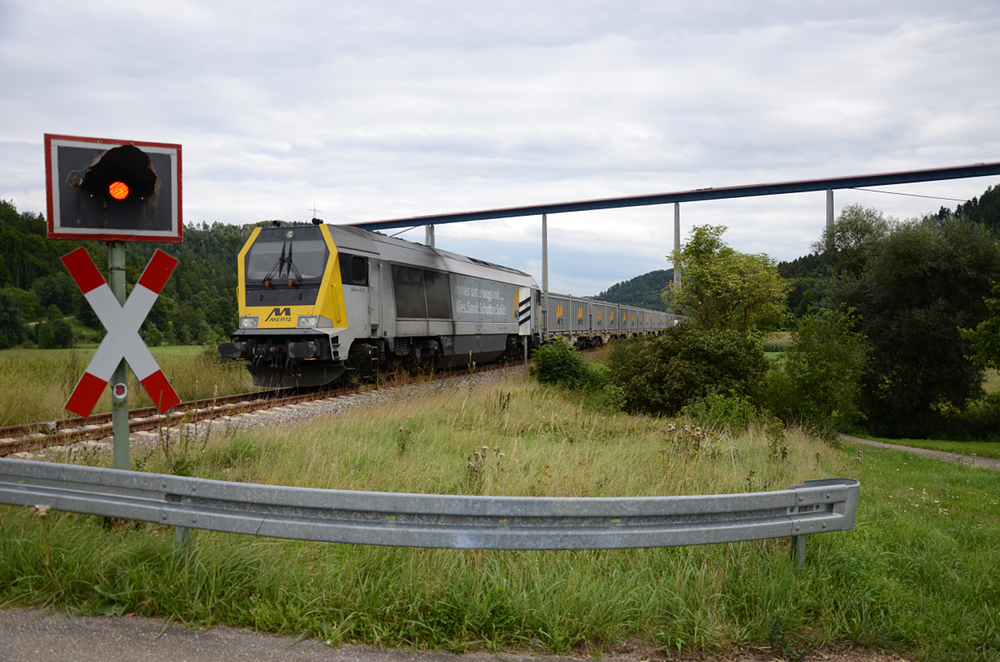Wegen Streckensperrung der Gäubahn wurden die Aushubzüge von Stuttgart 21 über Tübingen und Horb umgeleitet. Eine Maxima 40CC von Mertz führt am 9. August 2017 einen solchen Richtung Horb.