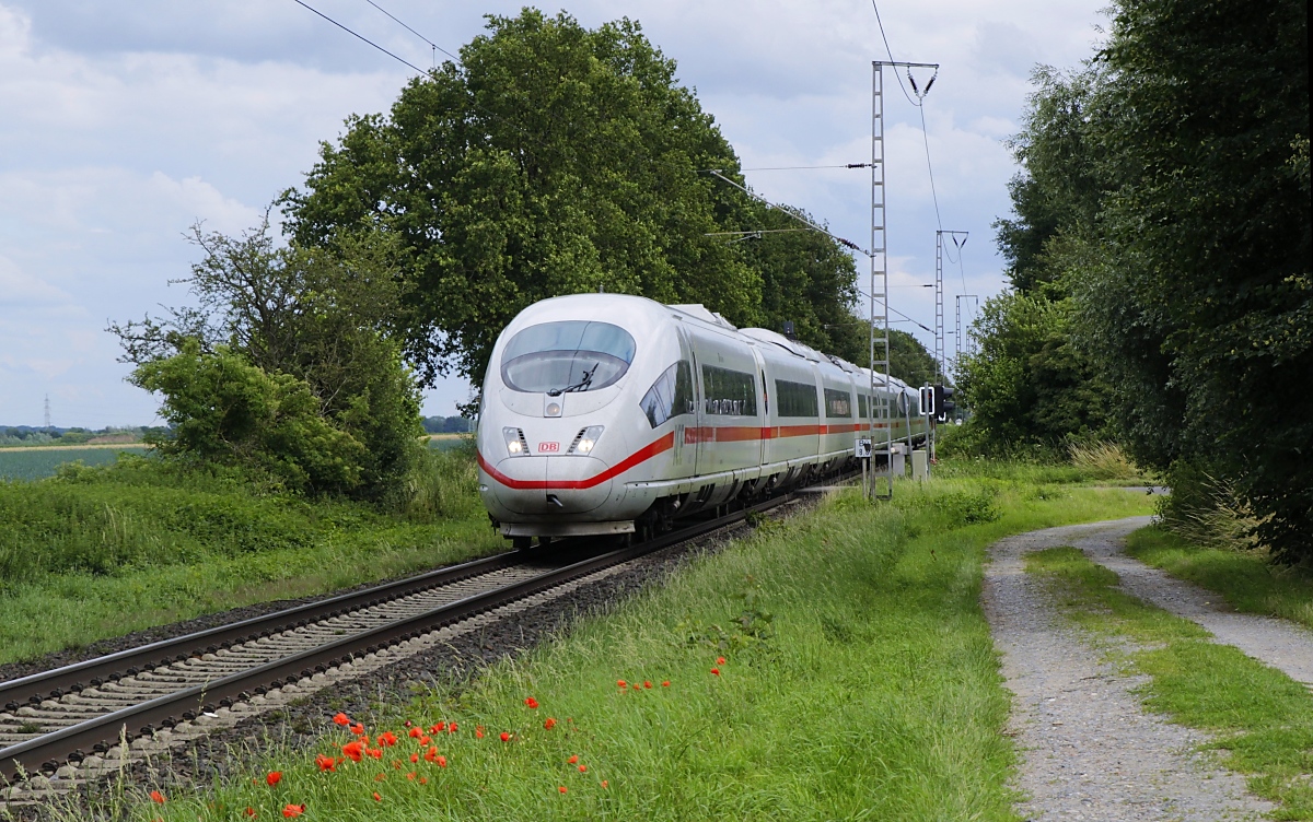 Wegen der Streckensperrung zwischen Oberhausen und Emmerich werden die ICE von Frankfurt nach Amsterdam momentan ab Köln über Mönchengladbach und Venlo umgeleitet. Am 07.07.2021 wurde dieser IC-3M bei Boisheim auf der Fahrt ins Nachbarland angetroffen.