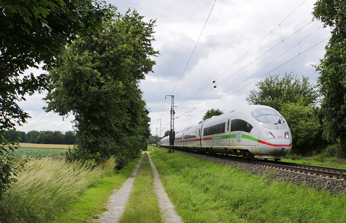 Wegen der Streckensperrung zwischen Oberhausen und Emmerich werden die ICE von Amsterdam nach Frankfurt momentan über Venlo und Mönchengladbach umgeleitet, hier durchfährt der ICE-3M 4654 am 07.07.2021 die ländlich geprägte Landschaft bei Boisheim in Richtung Köln