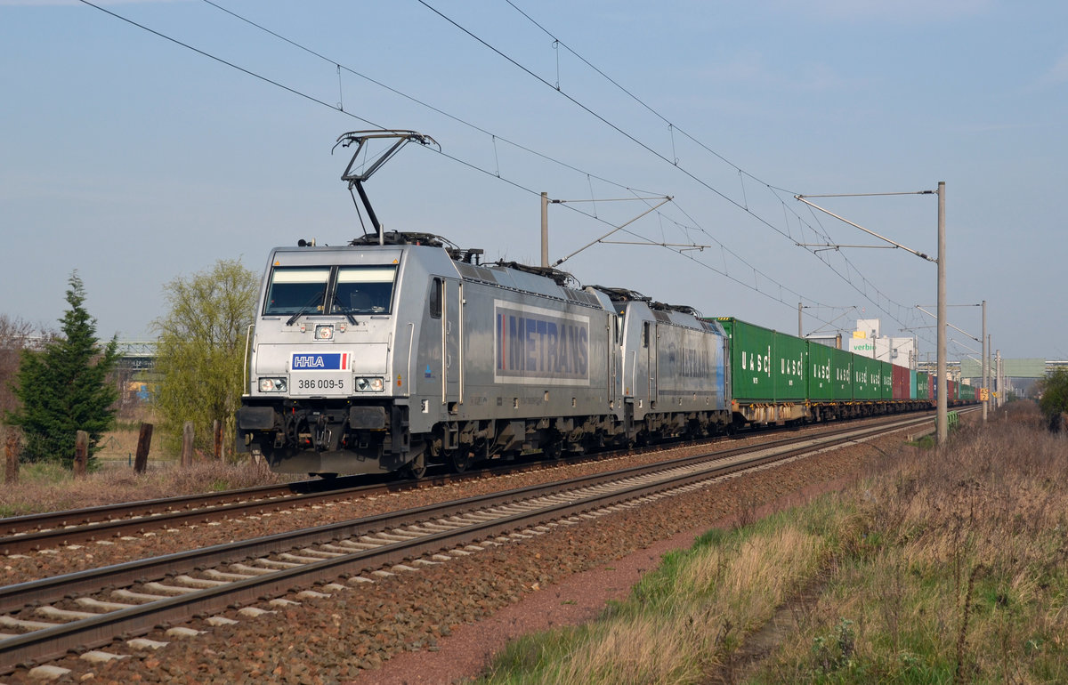 Wegen einer Streckensperrung zwischen Zerbst und Magdeburg wurde am 05.04.16 dieser Metrans-Containerzug über Bitterfeld umgeleitet. 386 009 führte ihren Containerzug und 186 187 als Wagenlok durch Greppin. 