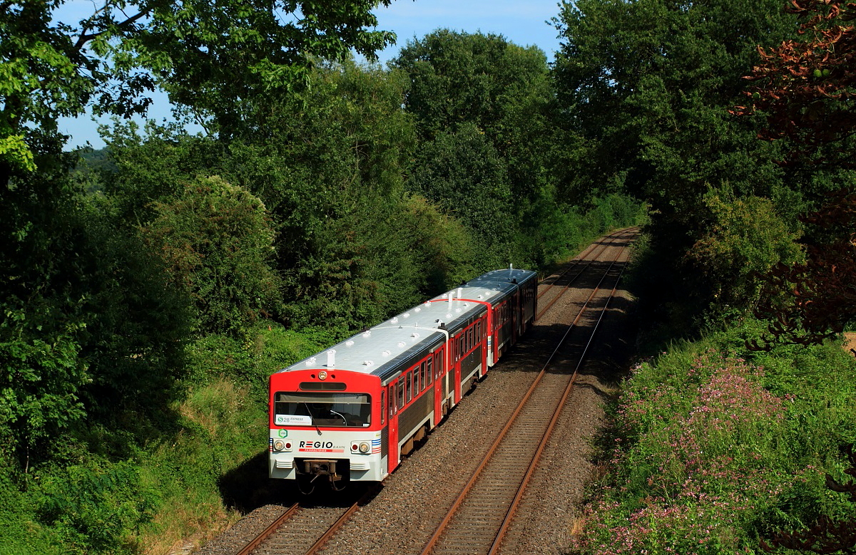 Wegen der Streckensperrungen rund um Wuppertal in den Sommerferien hat der Verkehrsverbund Rhein-Ruhr die Regiobahn S 28 mit zusätzlichen Zugfahrten zwischen Mettmann Stadtwald und Düsseldorf Hbf. beauftragt. Je zwei Zugpaare verkehren in den Vor- und Nachmittagsstunden Montags bis Freitags mit nur einem Zwischenhalt in Mettmann Zentrum als S 28 Express. Eingesetzt werden die VT2E 39 und 42 des Bayerischen Eisenbahnmuseums (ex AKN 2.39 und 2.42), die auf dieser Aufnahme am 23.08.2017 am Stadtrand von Erkrath Richtung Düsseldorf unterwegs sind.