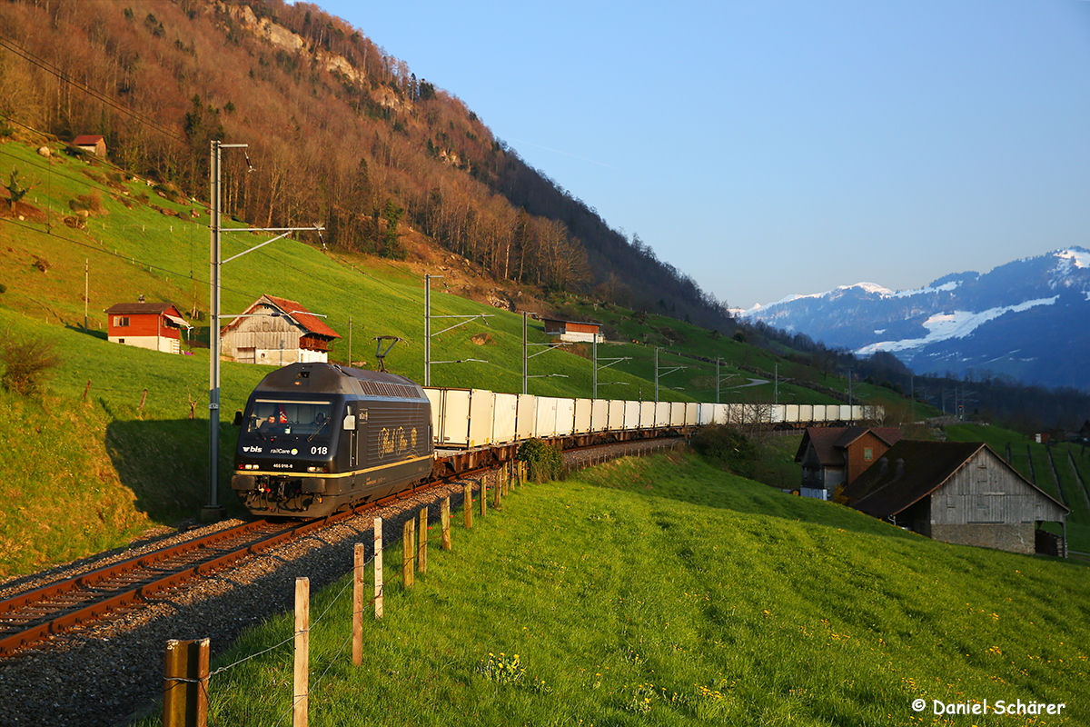 Wegen Streckenunterbruch auf der Südbahn, wurde die Re 465 018 am 28.03.14 über Zug/ Zürich umgeleitet. Hier beim letzten Sonnenlicht bei Arth