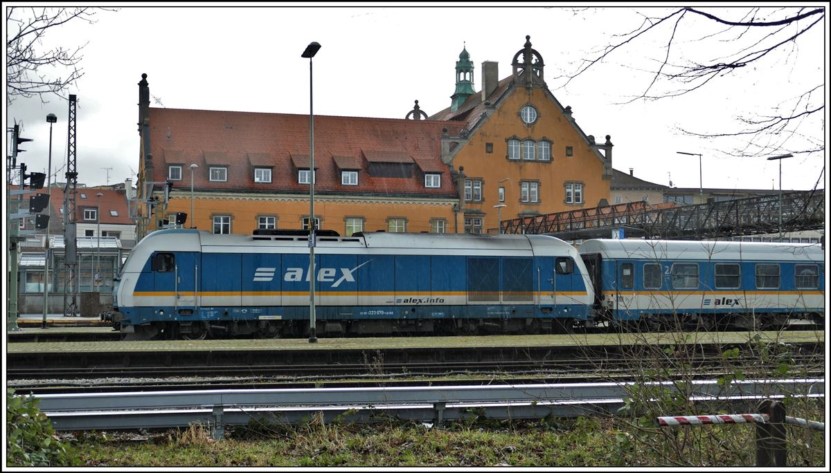Wegen Sturmtief Sabine verkehren auch keine Alexzüge und keine EC Richtung München. 223 070-4 wartet in Lindau das Ende des Sturms ab. (10.02.2020)