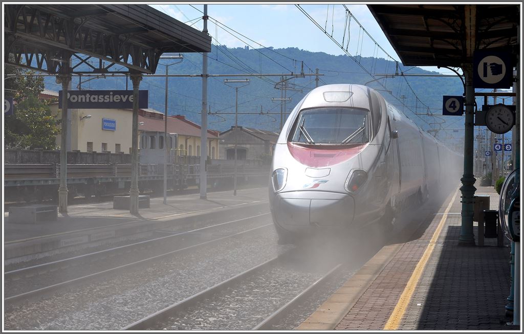 Wegen einer technischen Strung auf der HGV Strecke sdlich von Firenze werden an diesem Tag etliche Zge ber die alte Hauptlinie via Pontassieve umgeleitet. Dies ist keine Bremsstrung des ETR600, sondern ein in der Nacht zuvor neu geschottertes Gleis, das einigen Staub aufwirbelt. (18.06.2013)