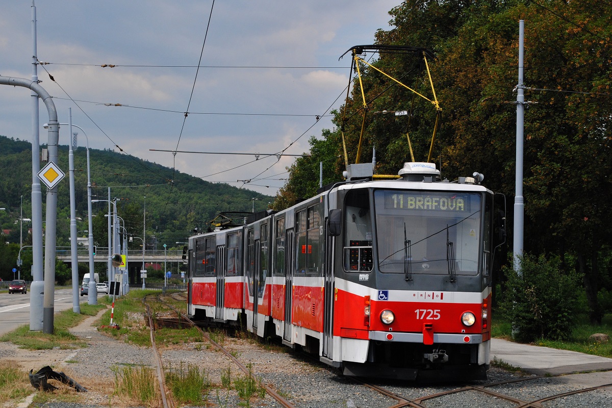 Wegen einer Trassenverlegung im Bereich Pisarky - Komin wird zur Zeit auf dem Reststück zwischen den Haltestellen Vozovna Komin und Brafova die kurze Baustellenlinie 11 betrieben.
Am 01.08.2022 hatte der Tw.1725 als einziges Fahrzeug Dienst auf der Linie 11 und wechselte unmittelbar hinter der Abzweigung zum Rosickeho nam. auf das Gegengleis, um nach rund 1,5 km Fahrt die Endstelle Bravova zu erreichen.