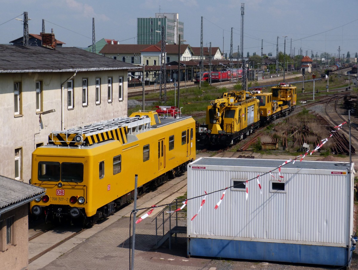 Wegen umfangreichen Arbeiten an Gleisen und Oberleitung im Güterbahnhof Nordhausen standen am 25.04.2014 708 327-2 von DB Netz und zwei weitere Fahrzeuge der DB Bahnbaugruppe abgestellt im Bahnhof Nordhausen