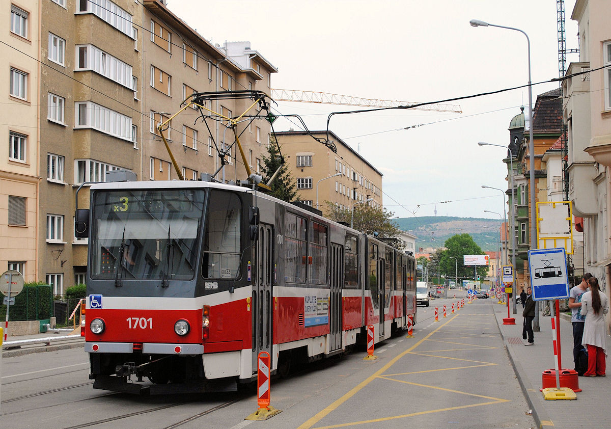 Wegen umfangreicher Bauarbeiten in der Merhautova ulica wird zur Zeit die Baustellenlinie  x3  zwischen Vozovna Komin und der provisorischen Endstelle Detska Nemocnice geführt, wobei wegen der fehlenden Wendeschleife in der Merhautova ulica nur Zweirichtungsfahrzeuge der Type KT8 eingesetzt werden können. 
Am 15.05.2015 hatte der Tw.1701 gerade die prov. Endstelle Detska Nemocnice in der Merhautova ulica erreicht.