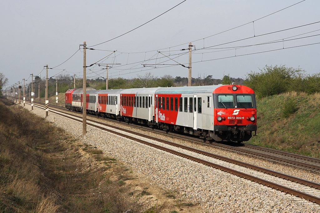 Wegen der unfallbedingten Sperre der Strecke Stadlau - Marchegg wurden die REX über Gänserndorf umgeleitet. Das Bild zeigt den ÖBB 50 81 80-73 000-6 Bmpz-s als letztes Fahrzeug des REX 2511 (Bratislava hl.st. - Wien Hbf.) am 07.April 2019 bei der Haltestelle Helmahof.