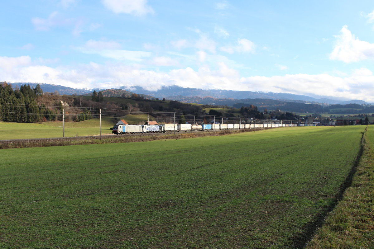 Wegen den Unwetterschäden und der daraus entstandenen Sperre der Tauernbahn werden einige Züge umgeleitet so wie hier am 22.11.2019 der TEC41856 mit 186 283 und 185 661 der von Tarvisio Boscoverde nach München Ost den Umweg über Knittelfeld und Selzthal nimmt und hier die letzten Kilometer bergwärts bei Neumarkt in der Steiermark fährt.