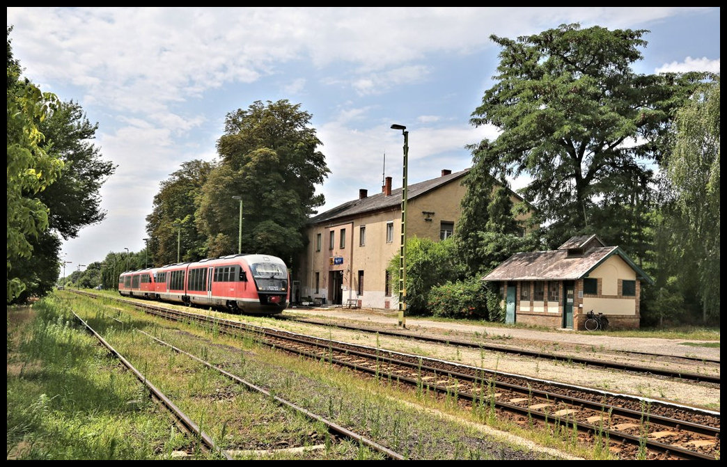 Wegen einer Verspätung des Gegenzuges musste die Desiro Doppeleinheit mit 426024 an der Spitze außerplanmäßig am 15.7.2022 um 14.11 Uhr im Bahnhof Mezölac auf der Fahrt nach Papa halten.