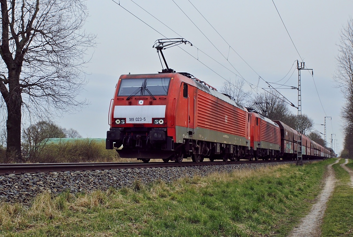 Wegen der Vollsperrung der Strecke Oberhausen - Emmerich wurden zahlreiche Züge über Venlo/NL - Mönchengladbach umgeleitet, am 16.03.2022 kamen auffällig viele 189-Doppeltraktionen durch Boisheim, hier 189 023-5 und eine weitere 189