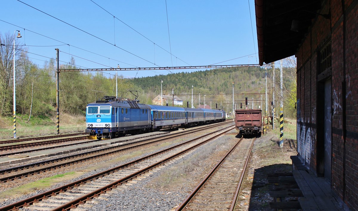 Wegen einer Vollsperrung zwischen Karlovy Vary und Klášterec nad Ohř,fuhr der Rx 612 mit 362 127-3 und 362 076-2 von Karlovy Vary nach Cheb. Hier zu sehen in Kynšperk nad Ohří am 18.04.18.