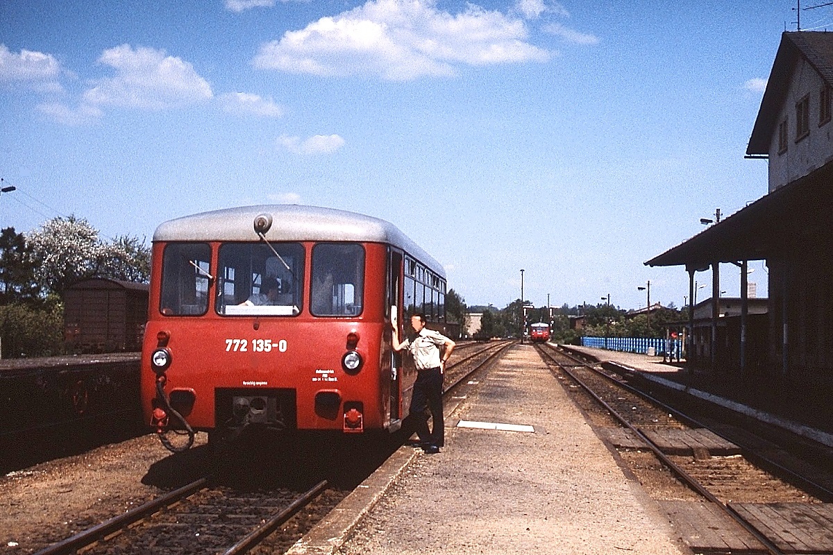 Wegen einer Zugkreuzung musste 772 135-0 im Mai 1993 im Bahnhof Dürröhrsdorf einen längeren Zwischenhalt einlegen - Zeit für einen Smalltalk. Der Personenverkehr zwischen Arnsdorf und Dürröhrsdorf wurde im Jahre 1998 eingestellt. 