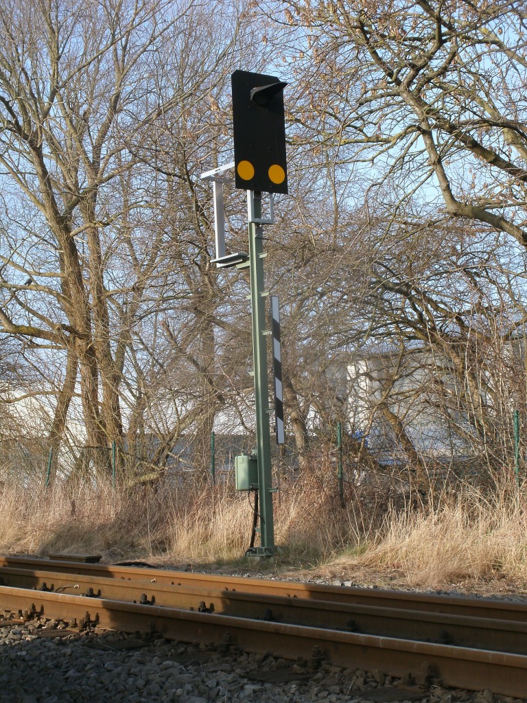 Wegübergangsignal gültig für Normal-und Schmalspurbahn in Lauterbach Mole am 06.März 2014.