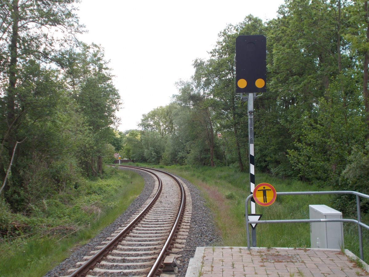 Wegübergangssignal am Bahnsteig in Ueckermünde Stadthafen am 31.Mai 2015.