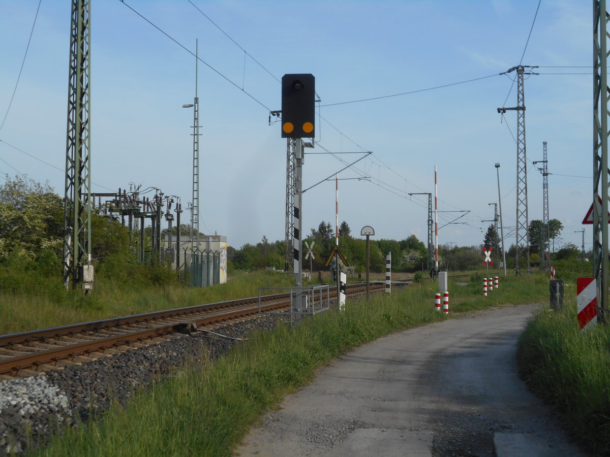 Wegübergangssignal,an der Strecke nach Neustrelitz,am 23.Mai 2019,beim Abzw Stralsund Rügendamm.