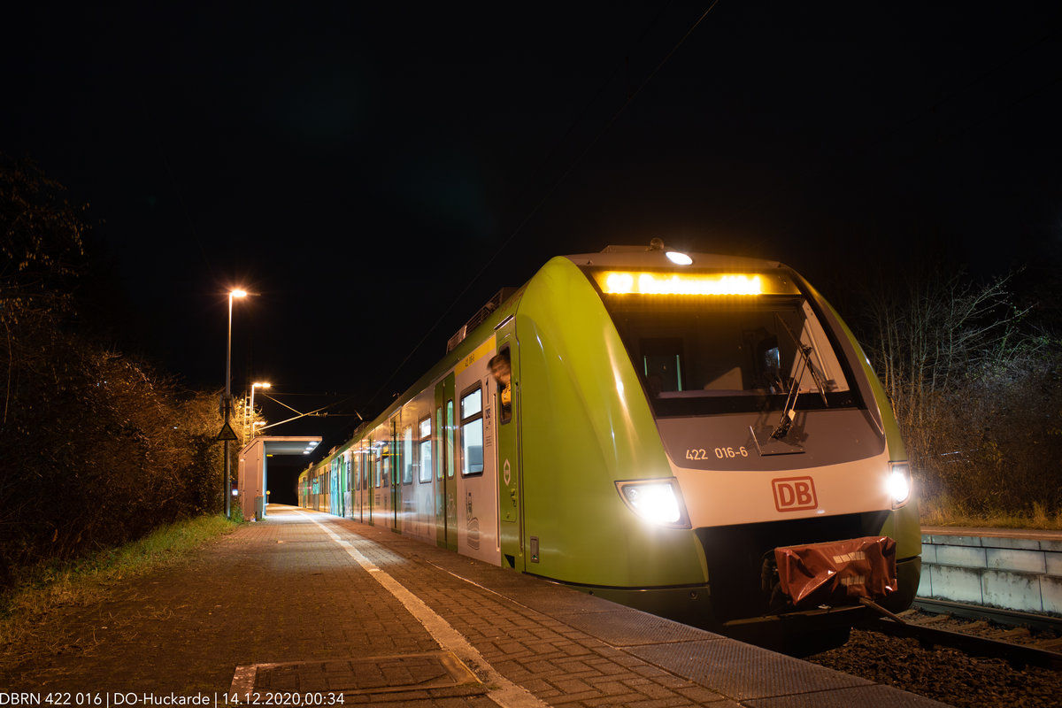 Wehmut beschreibt dieses Bild ziemlich gut. 422 016 führte am 14.12.2109 um 00:34 die letzte von der DB durchgeführte fahrt der S2 durch. Hier beim Fahrgastwechsel in DO-Huckarde.