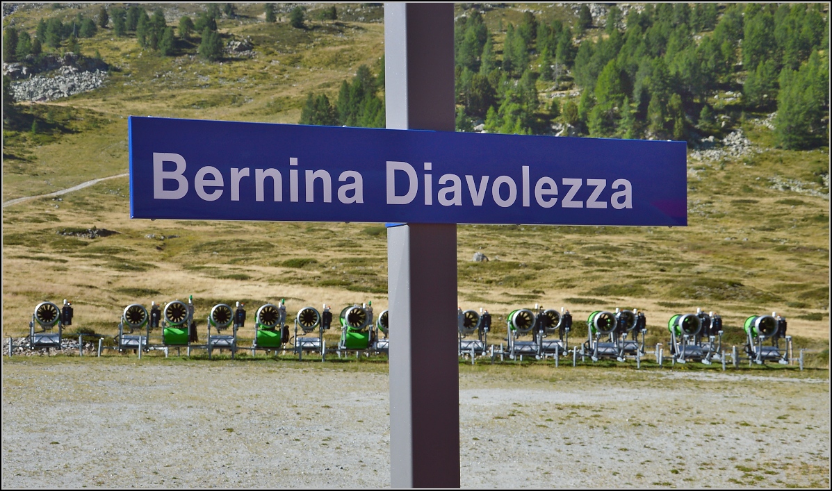 Wehrhafte Eidgenossen. Eindringlinge via Berninapass werden an am Bahnhof Diavolezza von einer ganzen Batterie Schneekanonen eingeschneit... August 2015.