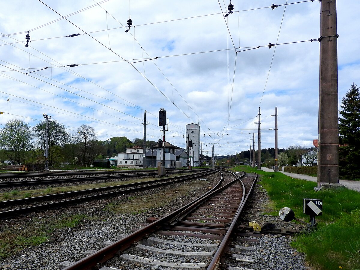 Weiche 1Br bei Westbahn-KM259,9 ist der Beginn bzw. mein Start für eine ca. 1stündige Wanderung entlang des aufgelassenes Anschlußgleises vom Bhf.Redl-Zipf (im Hintergrund noch das alte Stellwerk) zur Brauerei Zipf;(ggf. könnten bei Interesse weitere Bilder gezeigt werden) 160417 