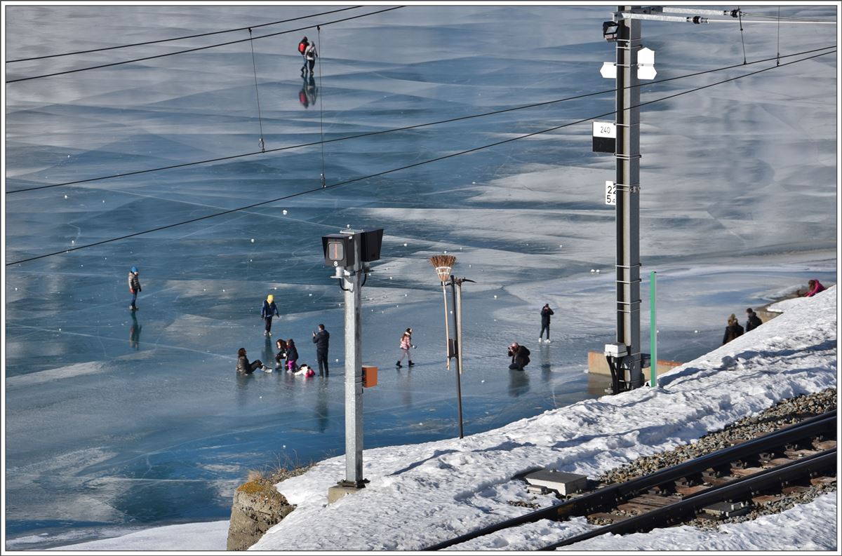 Weiche auf der Südseite des Durchgangs in Ospizio Bernina 2253m und Lago Bianco. (08.12.2016)