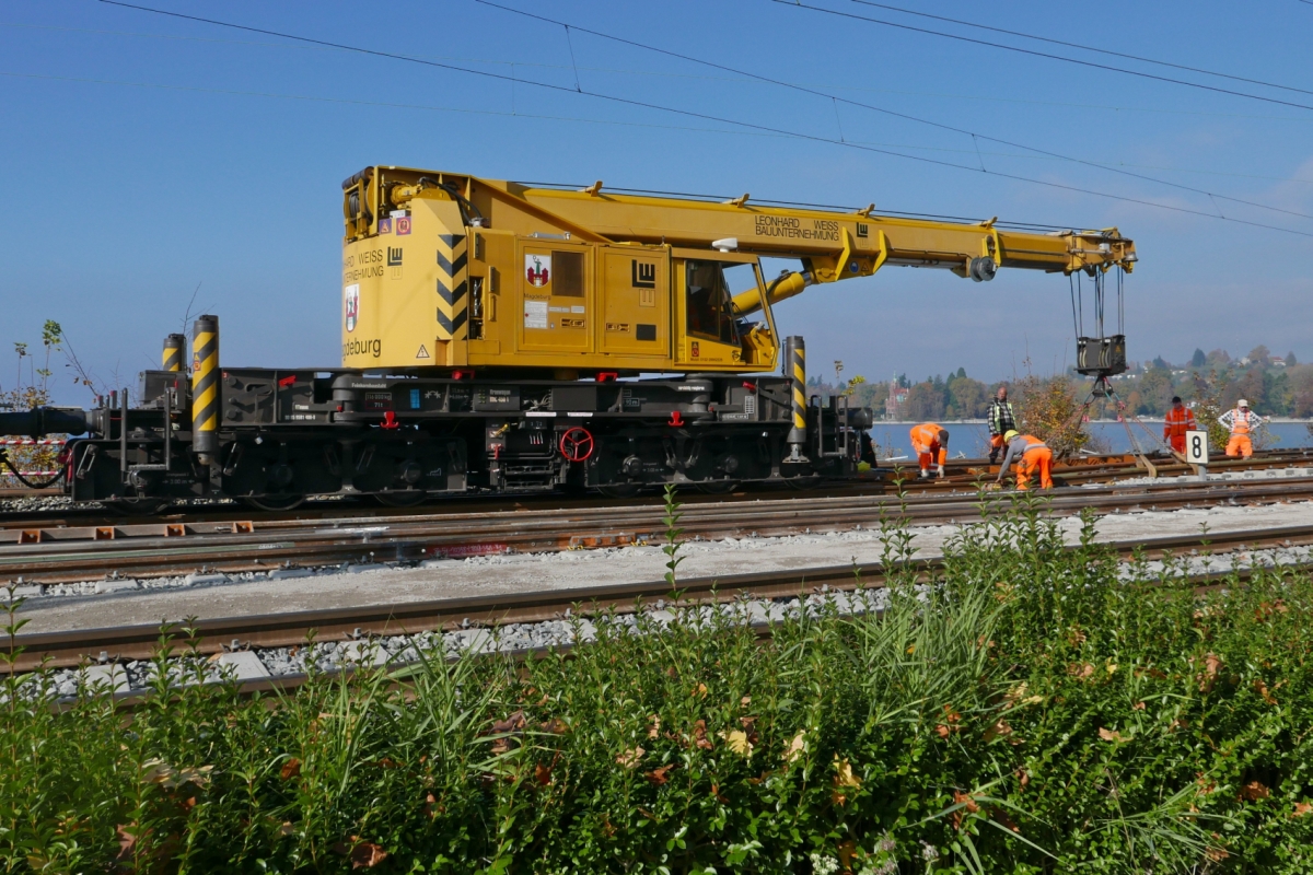 Weichenerneuerung auf dem Bodenseedamm in Lindau (|V) - Gleisbauschienenkran KRC 450 T 'Magdeburg' von Leonhard Weiss (97 82 52 501 19-9) setzt am 29.10.2016 ein Weichenteil in die vorbereitete Stelle ein.