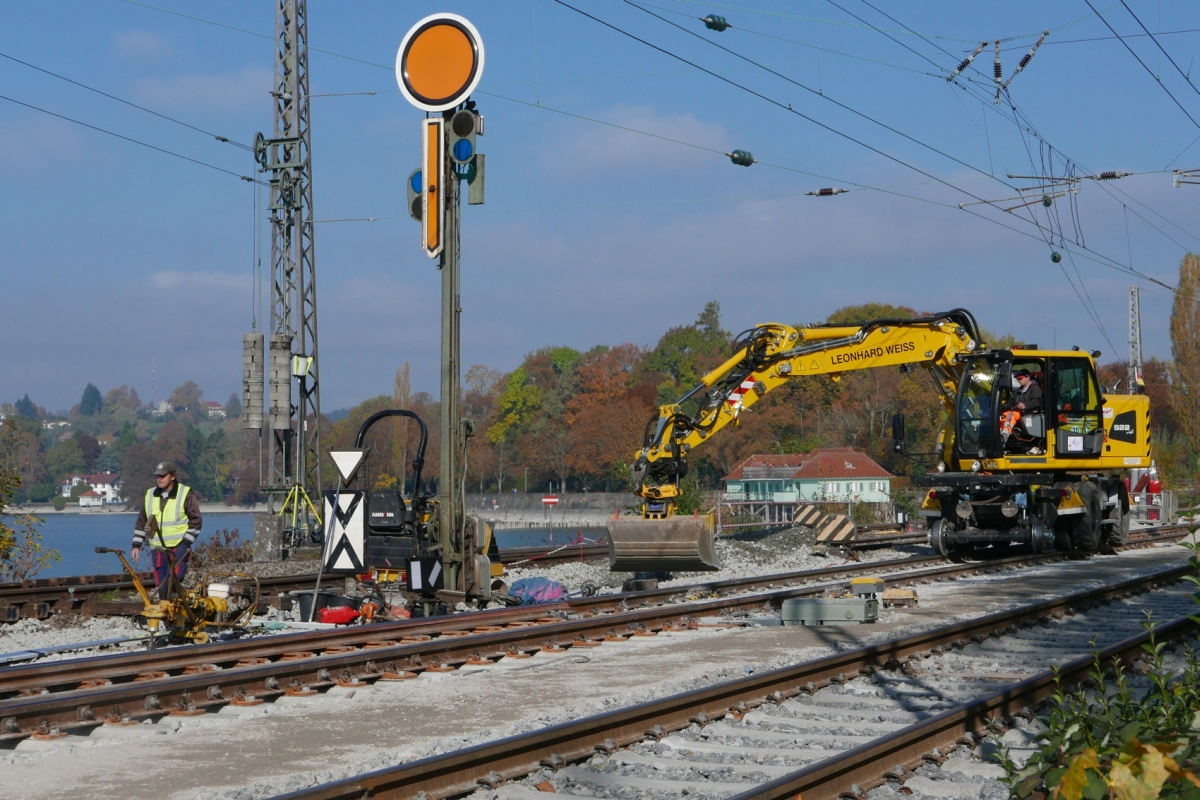 Weichenerneuerung auf dem Bodenseedamm in Lindau (|) - Der Liebherr Zweiwegebagger A 922 Rail bereitet am 29.10.2016 das Schotterbett f�r die neue Weiche vor.