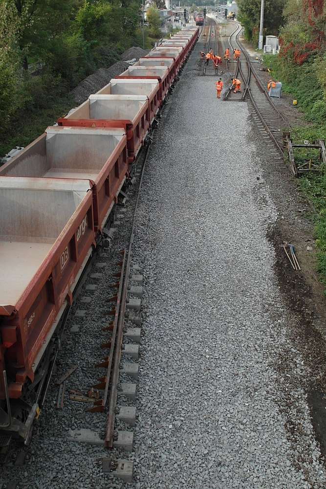 Weichenerneuerung im Bahnhof Biberach (Riß) - Auf der Südbahn ist eine alte Weiche bereits durch eine Neue ersetzt worden. Blickrichtung Norden am 11.10.2016.