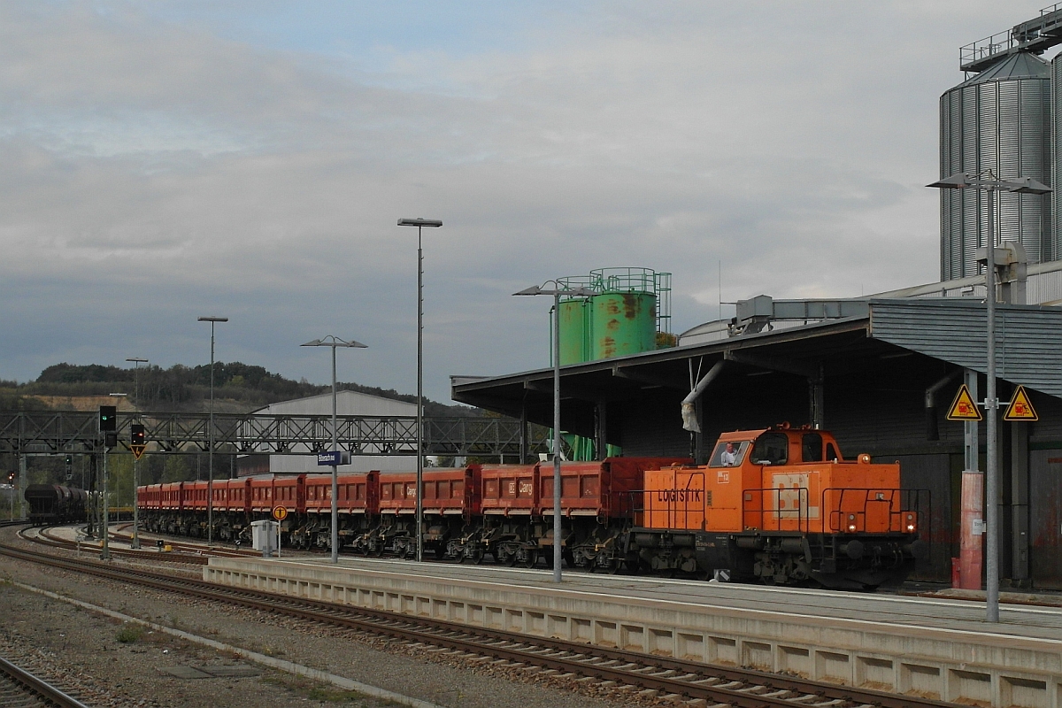Weichenerneuerung im Bahnhof Biberach (Riß) - Lok 13 der BBL Logistik (214 024-2) mit leeren Schotterwagen auf Rangierfahrt am 11.10.2016.