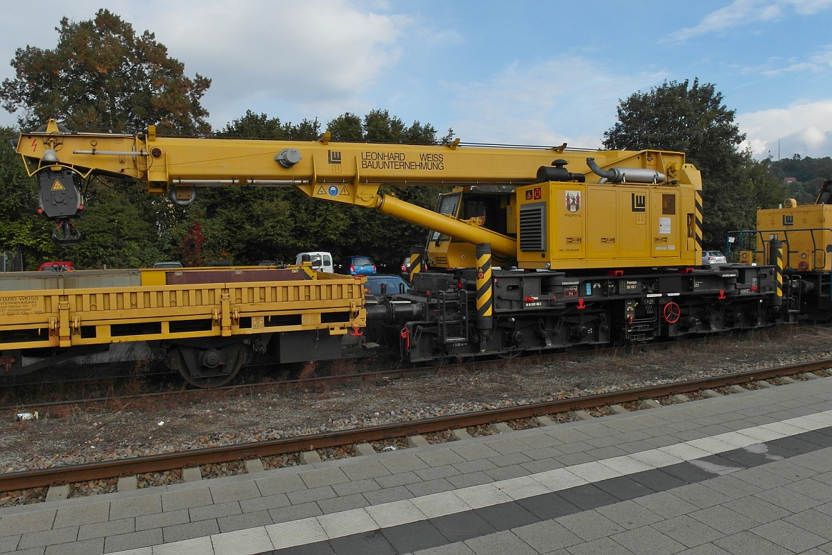 Weichenerneuerung im Bahnhof Biberach (Ri�) - Gleisbauschienenkran KRC 450 T “Magdeburg“ von Leonhard Weiss (97 82 52 501 19-9) am 11.10.2016 in Biberach (Ri�).